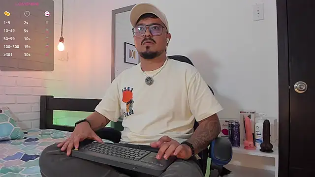 Snapshot of DaviidEvans_ chatting on October 11, 8:35 am DaviidEvans online show from October 11, 8:35 am