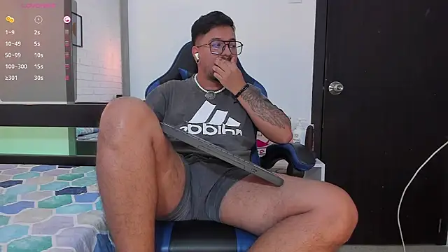 Snapshot of DaviidEvans_ chatting on October 13, 10:04 am DaviidEvans online show from October 13, 10:04 am