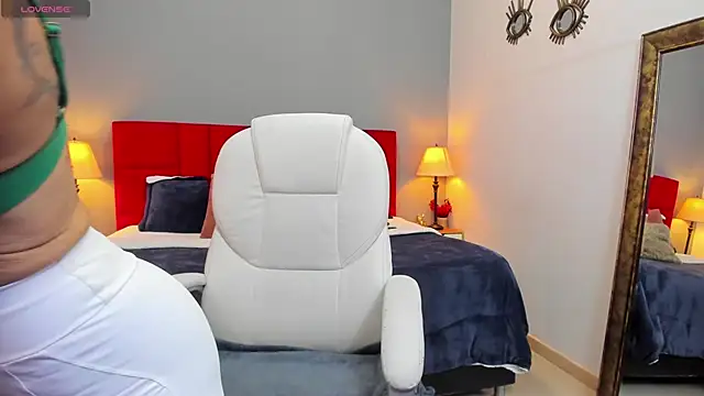  Nicoletteshea  online show from December 18, 8:37 pm