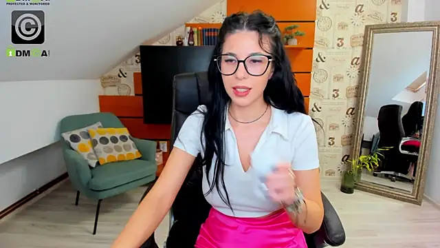 EmillyTaylor online show from December 14, 7:40 am