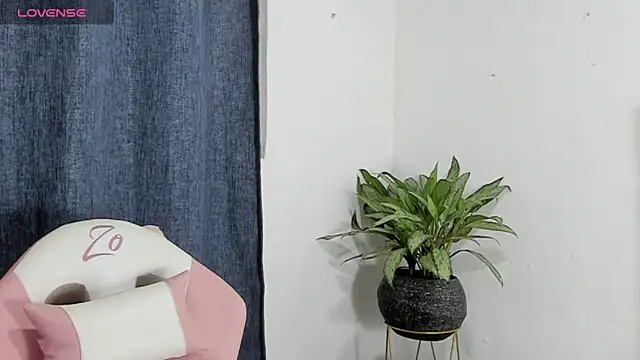 Snapshot of zoe69x chatting on March 6, 5:35 am zoe69x online show from March 6, 5:35 am