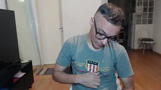 Snapshot of guachin_hunk chatting on May 14, 3:24 am guachin hunk online show from May 14, 3:24 am