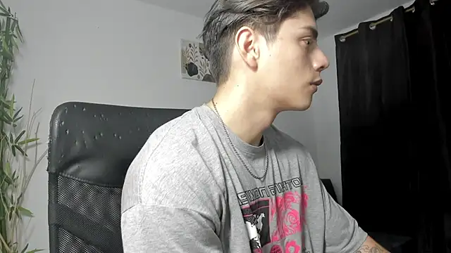 Snapshot of Giordano_Russo chatting on December 3, 1:43 pm Giordano Russo online show from December 3, 1:43 pm