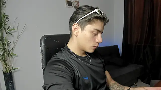 Snapshot of Giordano_Russo chatting on December 10, 5:33 pm Giordano Russo online show from December 10, 5:33 pm