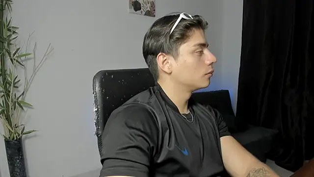 Snapshot of Giordano_Russo chatting on December 10, 10:47 pm Giordano Russo online show from December 10, 10:47 pm