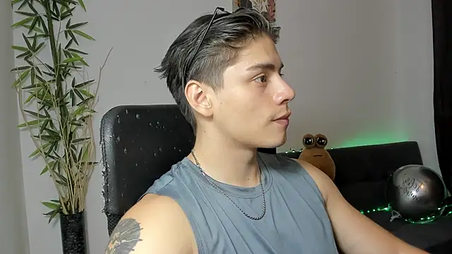 Snapshot of Giordano_Russo chatting on January 27, 10:38 pm Giordano Russo online show from January 27, 10:38 pm