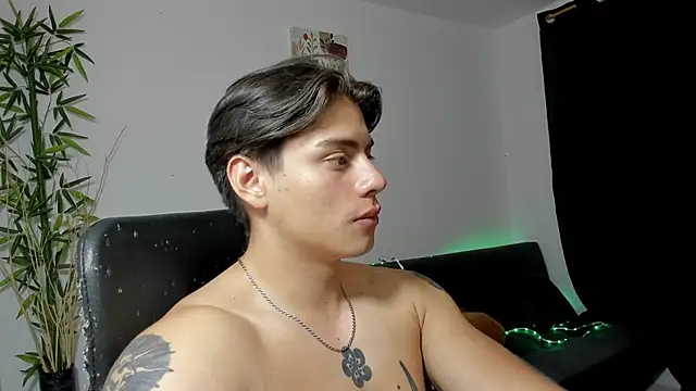 Snapshot of Giordano_Russo chatting on February 6, 2:44 am Giordano Russo online show from February 6, 2:44 am