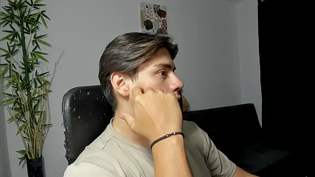 Snapshot of Giordano_Russo chatting on February 9, 12:39 am Giordano Russo online show from February 9, 12:39 am