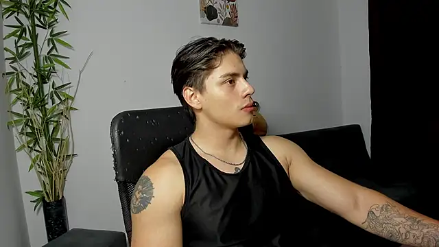 Snapshot of Giordano_Russo chatting on February 12, 2:35 am Giordano Russo online show from February 12, 2:35 am