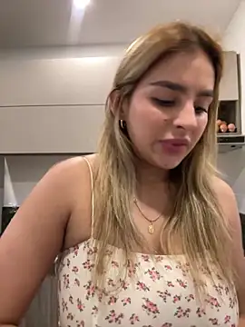 Snapshot of oriana_zoeee chatting on January 7, 12:03 am oriana zoeee online show from January 7, 12:03 am