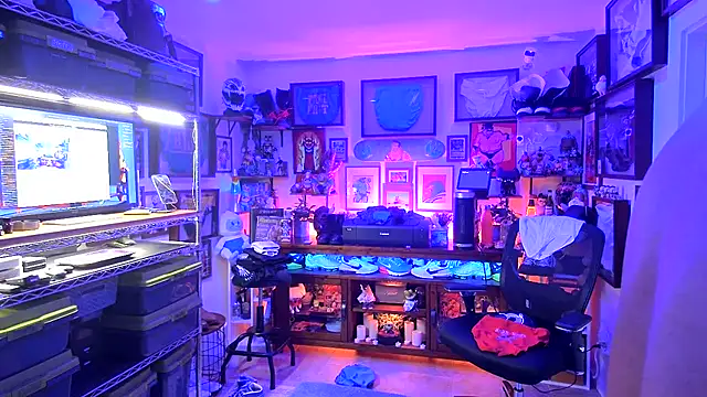 Snapshot of Briefs_bud chatting on December 19, 3:18 am Briefs bud online show from December 19, 3:18 am