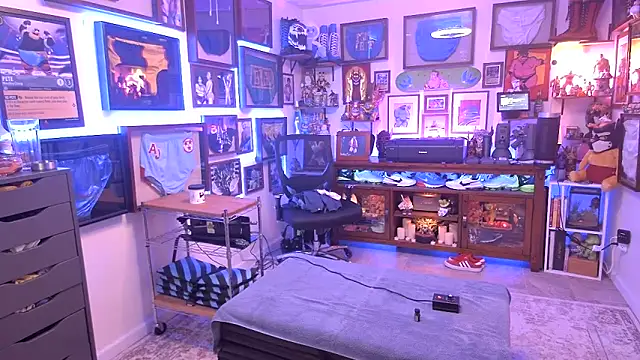 Snapshot of Briefs_bud chatting on March 6, 6:08 am Briefs bud online show from March 6, 6:08 am