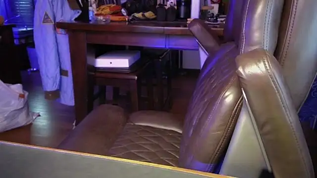 Snapshot of Briefs_bud chatting on November 12, 12:33 am Briefs bud online show from November 12, 12:33 am