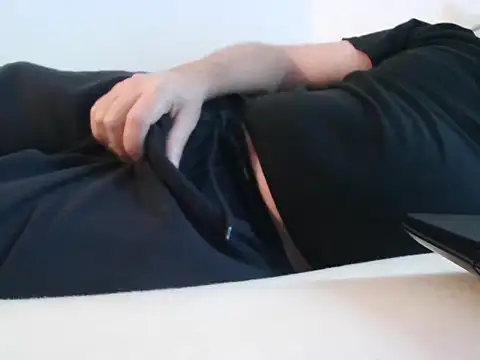 Snapshot of ScalicHat69 chatting on November 17, 7:25 am ScalicHat69 online show from November 17, 7:25 am