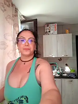 Snapshot of x__KHALEESI__x chatting on August 6, 2:30 pm x KHALEESI x online show from August 6, 2:30 pm
