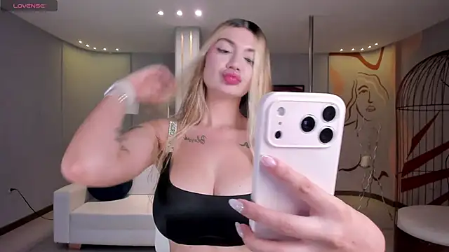 NiaHolland online show from April 5, 5:54 pm