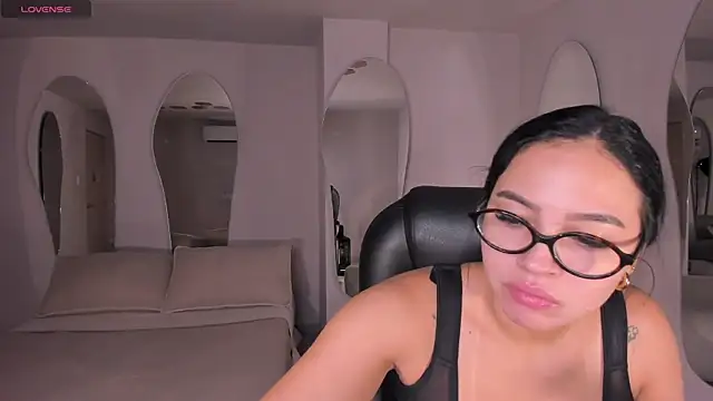 MollyJones  online show from August 8, 12:18 pm