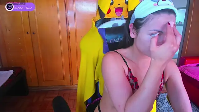 Snapshot of Meli_Pixel chatting on October 15, 5:35 pm Meli Pixel online show from October 15, 5:35 pm