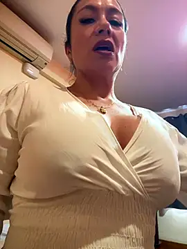 Snapshot of angelitasexy81 chatting on October 3, 9:06 am angelitasexy81 online show from October 3, 9:06 am