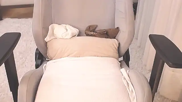 Snapshot of ms_Hot_milf chatting on October 21, 4:24 am ms Hot milf online show from October 21, 4:24 am