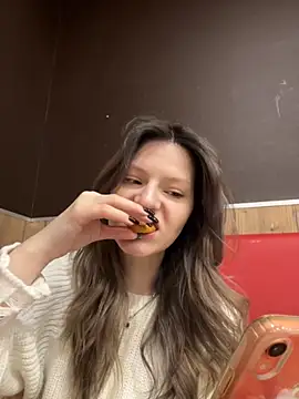 MaryHiggins online show from November 28, 8:39 am