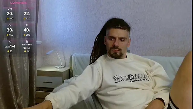 Snapshot of Aestheticguy101 chatting on October 21, 9:21 am Aestheticguy101 online show from October 21, 9:21 am