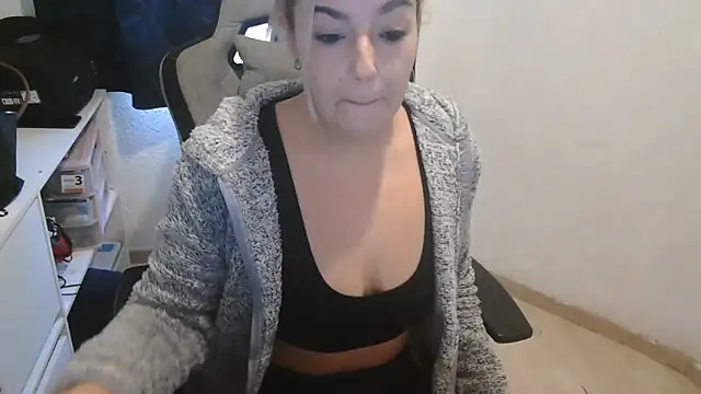 Snapshot of bekka__ chatting on December 1, 10:31 am bekka online show from December 1, 10:31 am