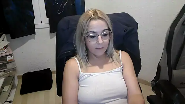 Snapshot of bekka__ chatting on December 15, 5:17 pm bekka online show from December 15, 5:17 pm