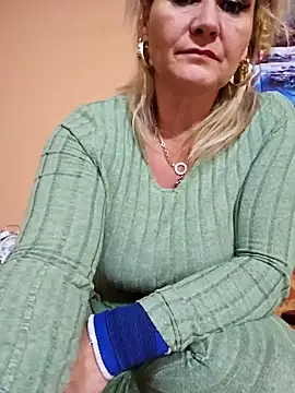 Snapshot of CRHYSTEL chatting on December 27, 5:05 pm CRHYSTEL online show from December 27, 5:05 pm