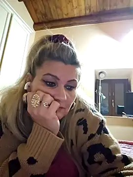 Snapshot of CRHYSTEL chatting on January 2, 5:50 pm CRHYSTEL online show from January 2, 5:50 pm