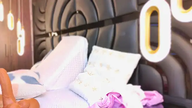 Snapshot of sarahgrey18 chatting on March 11, 2:40 pm sarahgrey18 online show from March 11, 2:40 pm