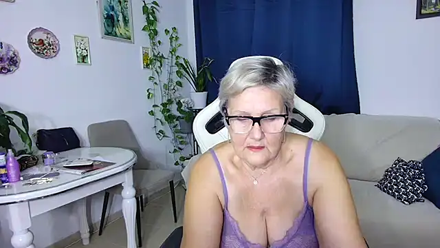 Snapshot of Selenna57 chatting on February 3, 6:35 pm Selenna57 online show from February 3, 6:35 pm