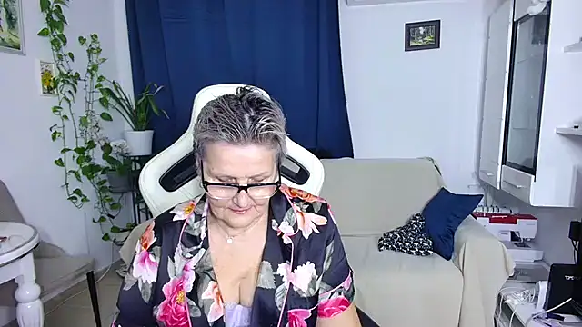 Snapshot of Selenna57 chatting on February 9, 6:34 pm Selenna57 online show from February 9, 6:34 pm