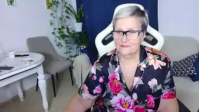 Snapshot of Selenna57 chatting on February 10, 7:18 pm Selenna57 online show from February 10, 7:18 pm