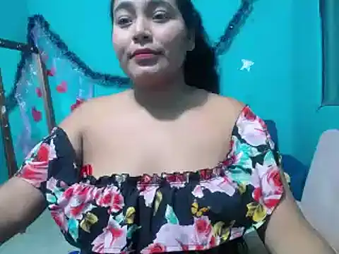 Snapshot of sirena_15 chatting on December 23, 5:49 am sirena 15 online show from December 23, 5:49 am
