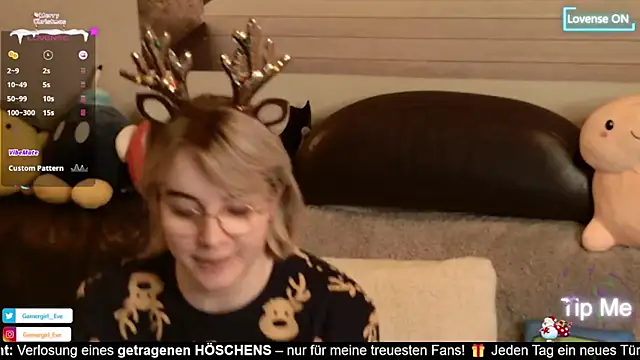 Snapshot of GamerGirl_Eve chatting on December 12, 7:15 pm GamerGirl Eve online show from December 12, 7:15 pm
