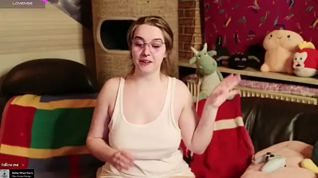 Snapshot of GamerGirl_Eve chatting on February 17, 8:59 pm GamerGirl Eve online show from February 17, 8:59 pm