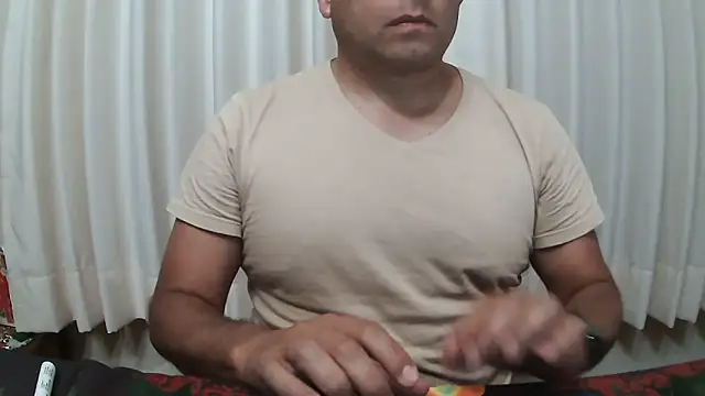 chicoguapo8 online show from December 18, 5:57 am