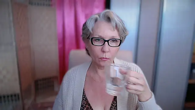 Snapshot of petradaniels chatting on December 17, 10:38 pm petradaniels online show from December 17, 10:38 pm