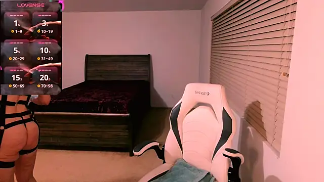 britteebee online show from April 4, 4:33 am