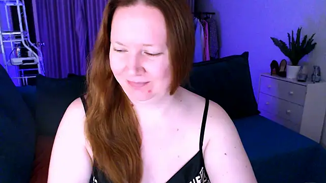 Snapshot of GoddessLara chatting on December 17, 11:16 pm GoddessLara online show from December 17, 11:16 pm