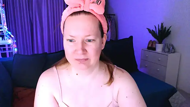 Snapshot of GoddessLara chatting on January 18, 1:19 am GoddessLara online show from January 18, 1:19 am