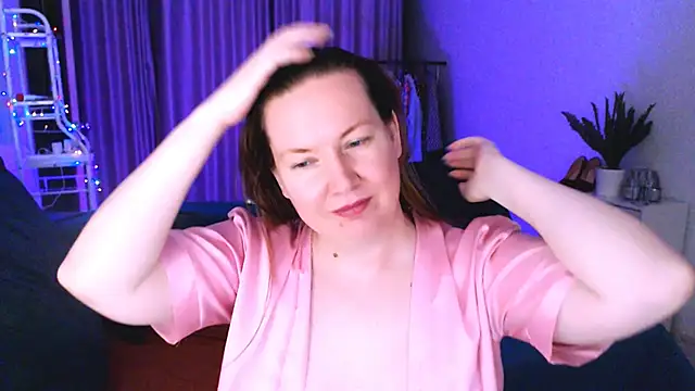 Snapshot of GoddessLara chatting on January 31, 2:04 am GoddessLara online show from January 31, 2:04 am