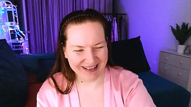 Snapshot of GoddessLara chatting on February 19, 1:18 am GoddessLara online show from February 19, 1:18 am