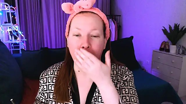 Snapshot of GoddessLara chatting on March 4, 1:12 am GoddessLara online show from March 4, 1:12 am