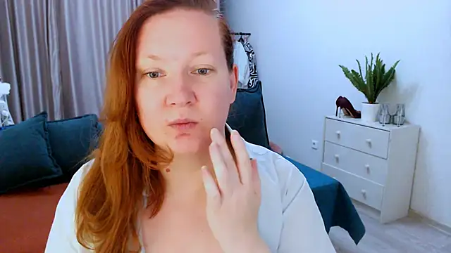 Snapshot of GoddessLara chatting on October 2, 6:04 pm GoddessLara online show from October 2, 6:04 pm