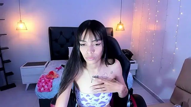 AMELIELEONE online show from February 17, 1:10 pm