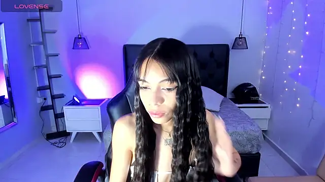 AMELIELEONE online show from February 20, 12:15 pm