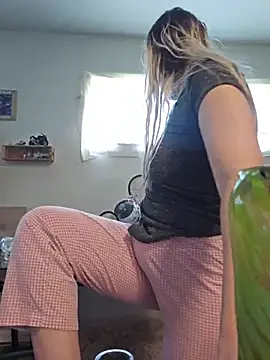 Snapshot of ScarletCallings420 chatting on June 29, 3:46 am ScarletCallings420 online show from June 29, 3:46 am