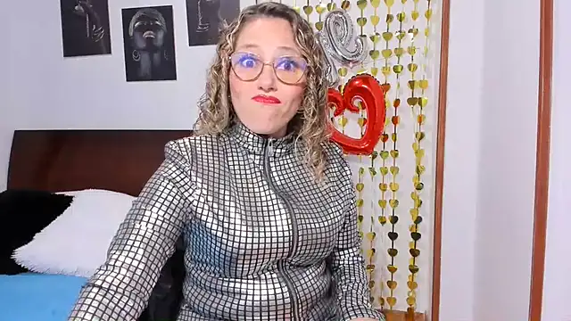 taylorhot70 online show from July 18, 4:05 am